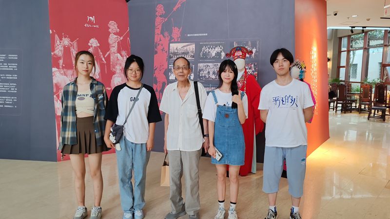 7.“渝见川剧”实践团+寻访56级校友、原皇冠体育投注文工团川剧队队员林承善_副本.jpg